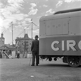 L’installation du cirque Grock sur la place du Marché